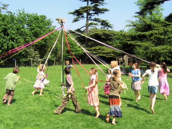 Class 4 Maypole Dancing